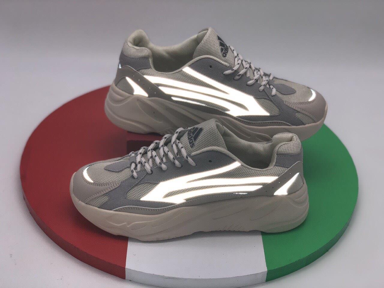 giày thể thao adidas yezzy 700 kem